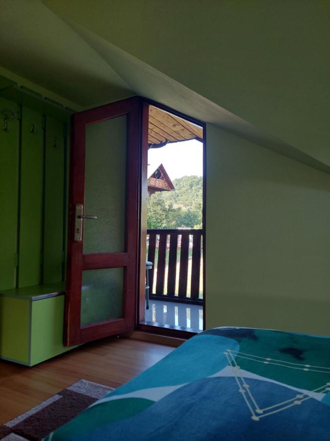 Cabana Cu Teren De Tenis -- Etaj Banita Exterior foto