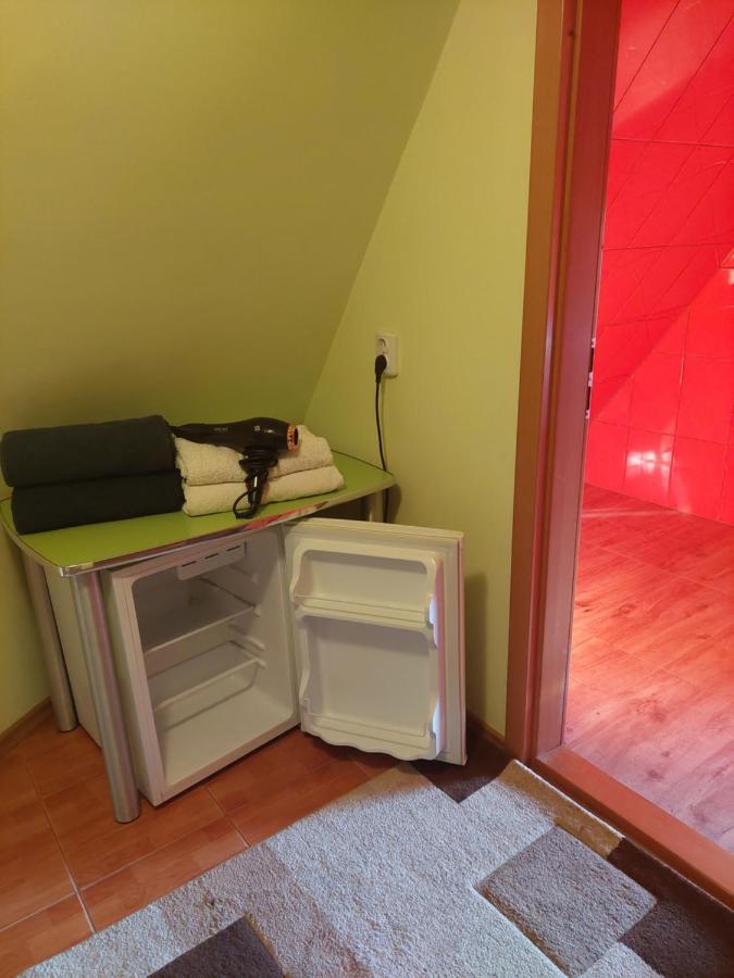 Cabana Cu Teren De Tenis -- Etaj Banita Exterior foto
