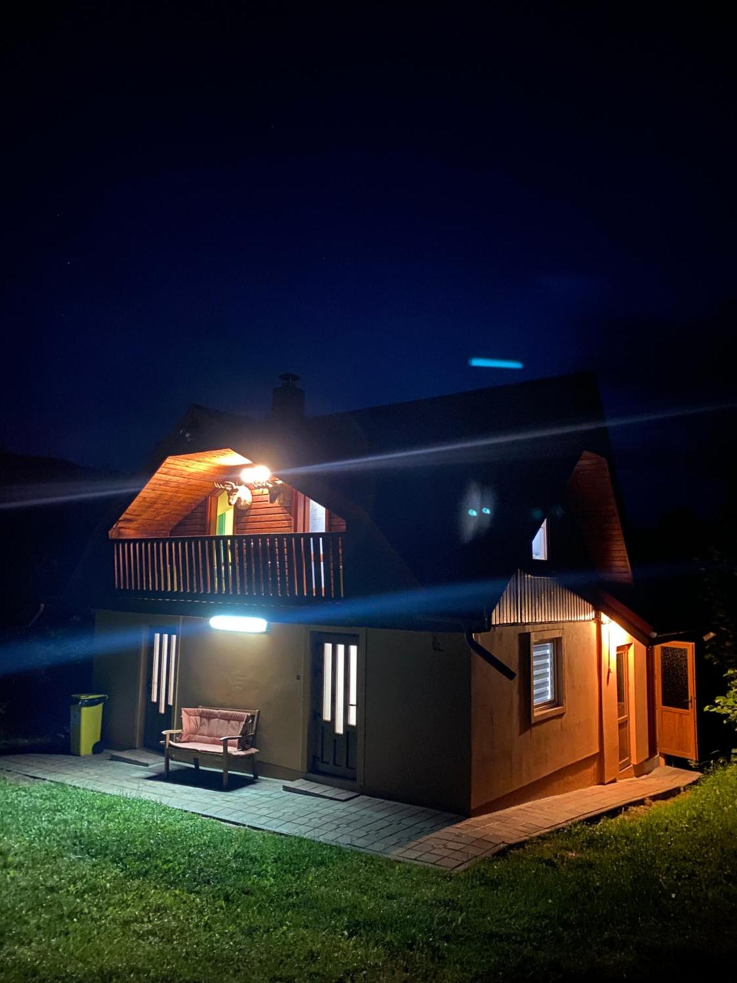 Cabana Cu Teren De Tenis -- Etaj Banita Exterior foto